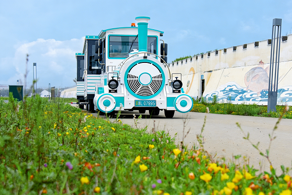 How Many Passenger Stops Should You Plan for a Trackless Train in a Large Amusement Park?